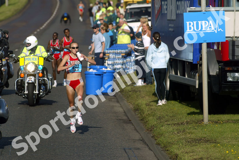 Paula Radcliffe drinks on the run